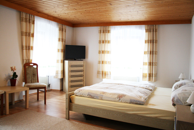 Komfortabel ausgestattete Schlafzimmer im FERIENHAUS NORD-OBERPFALZ in Waldershof